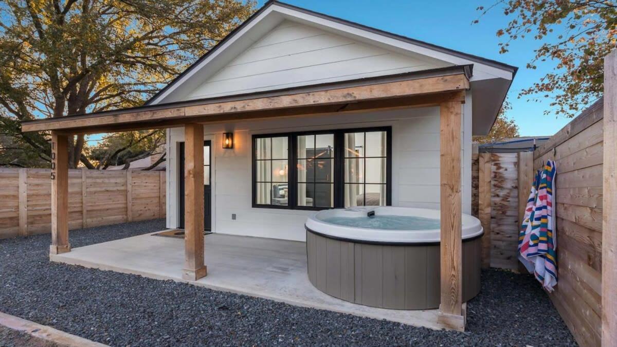 Alley Kat Guesthouse With Private Hot Tub Fredericksburg Dış mekan fotoğraf